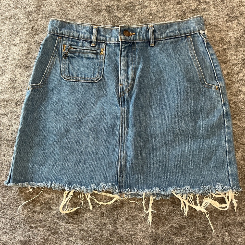 Levi’s Dark Denim Frayed Hem Skirt With Zipper Pocket Detail Size 27